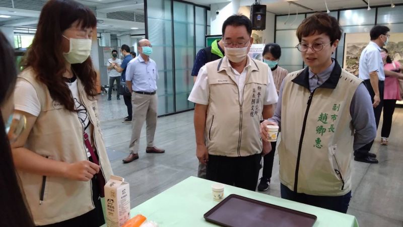 台南市柳營區長顏文穗向副市長趙卿惠簡報柳營牛奶節酪農相關單業 圖片來源:記者林清雲 台南市柳營區長顏文穗向副市長趙卿惠簡報柳營牛奶節酪農相關單業 圖片來源:記者林清雲