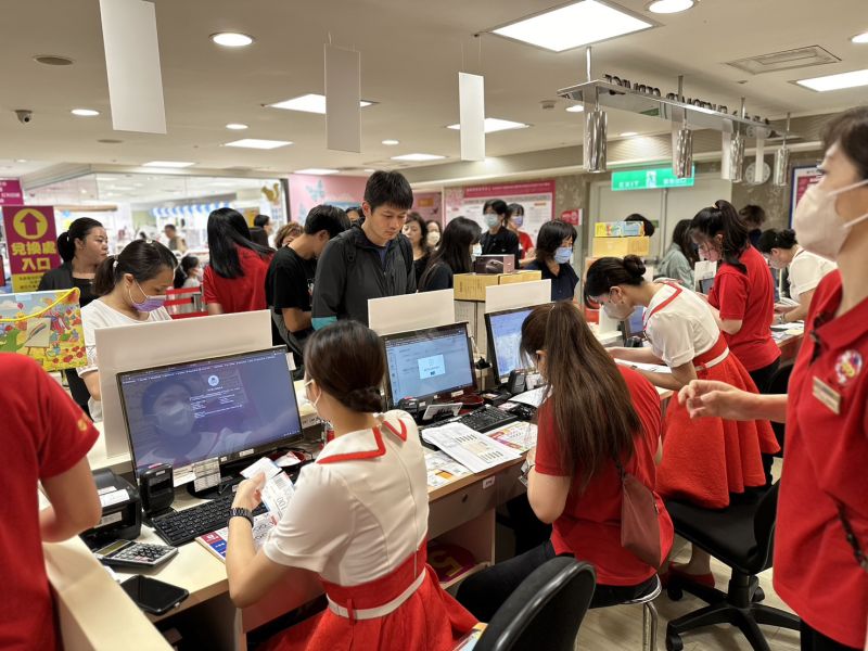新竹大遠百預購開打,贈品處出現兌換人潮。 圖片來源:新竹大遠百 新竹大遠百預購開打,贈品處出現兌換人潮。 圖片來源:新竹大遠百