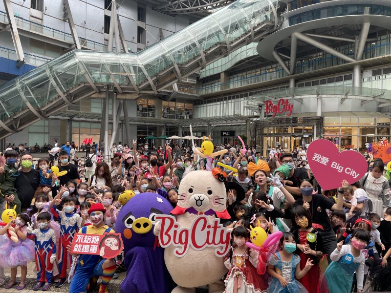 10月22日1600於一樓噴水池廣場由「鞋子兒童實驗劇團」與阿Mall及Mall妹共同演出「勇闖魔法」 圖片來源:遠東巨城 10月22日1600於一樓噴水池廣場由「鞋子兒童實驗劇團」與阿Mall及Mall妹共同演出「勇闖魔法」 圖片來源:遠東巨城