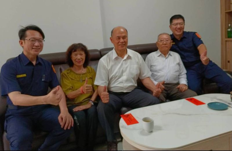 重陽敬老 台南市警察局局長廖宗山親訪警察同仁高齢家屬獻上祝福 - 好報新聞網