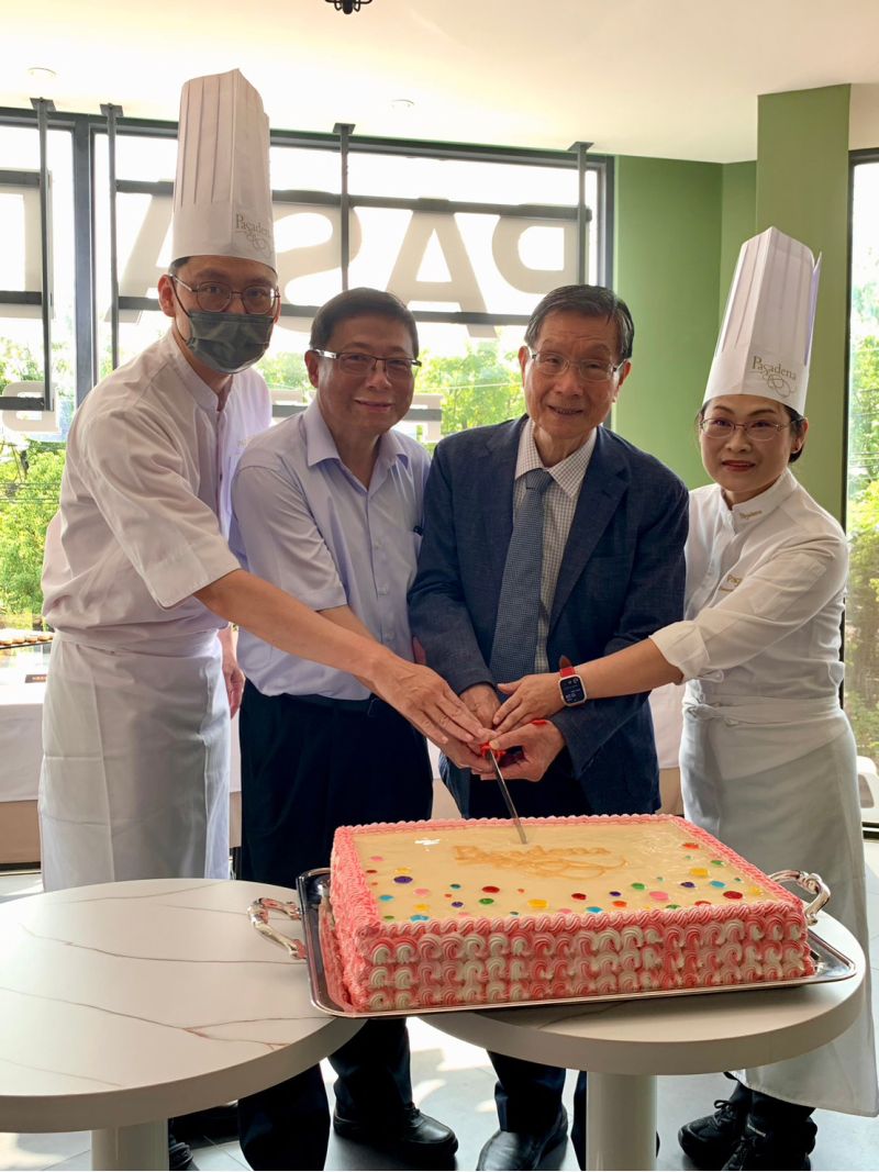 帕莎蒂娜烘培坊-南歸仁店今日隆重開幕 董事長許正吉 (右二)台南市警察局交通大隊長施衣夆(左二)及兩位烘培大師共同為烘培坊開幕切蛋糕慶祝 圖片來源:記者林清雲 帕莎蒂娜烘培坊-南歸仁店今日隆重開幕 董事長許正吉 (右二)台南市警察局交通大隊長施衣夆(左二)及兩位烘培大師共同為烘培坊開幕切蛋糕慶祝 圖片來源:記者林清雲