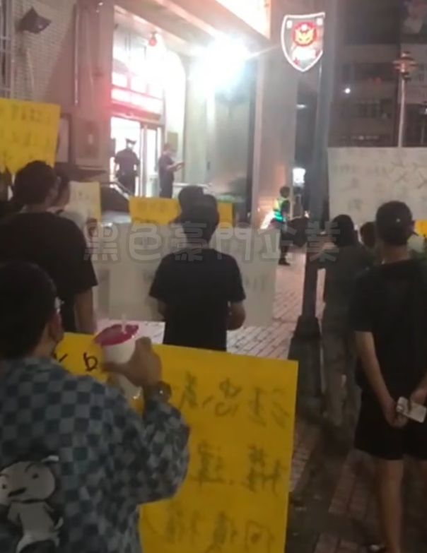 昔日包圍三民警二分局鼎金派出所耀武揚威。