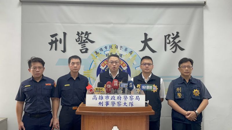 （ 左到右依序）鼎金所長邱中均，三民二分局長許健基，刑警大隊長鄢志豪，刑警大隊偵八隊長王志銘，三民二偵查隊長陳嘉宏.  圖片來源：記者李柔寬
