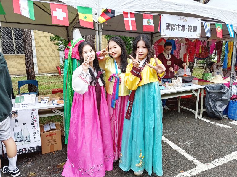 韓國生提供韓服穿搭體驗 圖片來源:明新科大 韓國生提供韓服穿搭體驗 圖片來源:明新科大