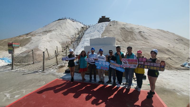 2023一見雙雕藝術季 鹽雕正式開雕 全部作品戶外展出、 首次挑戰高難度大型鹽雕！雲嘉南濱海國家風景區管理處管理處長許宗民 台鹽公司七股鹽場李俊宏 暨來賓合影  圖片來源：記者林清雲