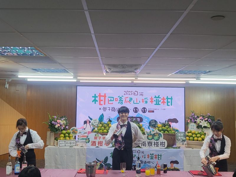 白河柑巴嗲x關子嶺酒柑心活動11/11登場 市長黃偉哲邀採椪柑吃山產泡溫泉   育德商工學生調酒模樣  圖片來源：記者林清雲