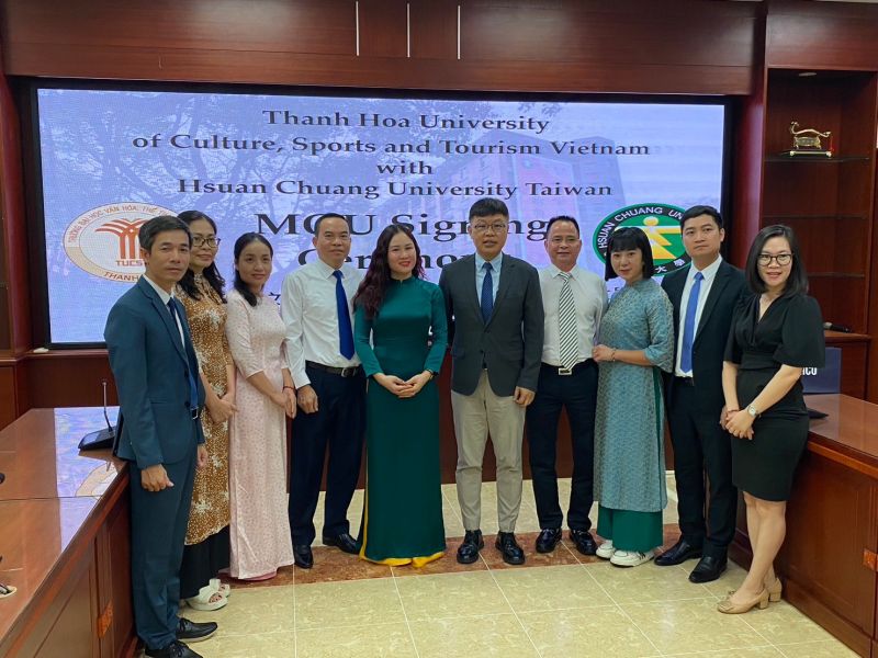 玄奘大學與越南清化文體旅遊大學簽屬合作備忘錄。 左五為清化文體旅遊大學校長黎青河、右五為玄奘大學校長簡紹琦 圖片來源:玄奘大學 玄奘大學與越南清化文體旅遊大學簽屬合作備忘錄。 左五為清化文體旅遊大學校長黎青河、右五為玄奘大學校長簡紹琦 圖片來源:玄奘大學