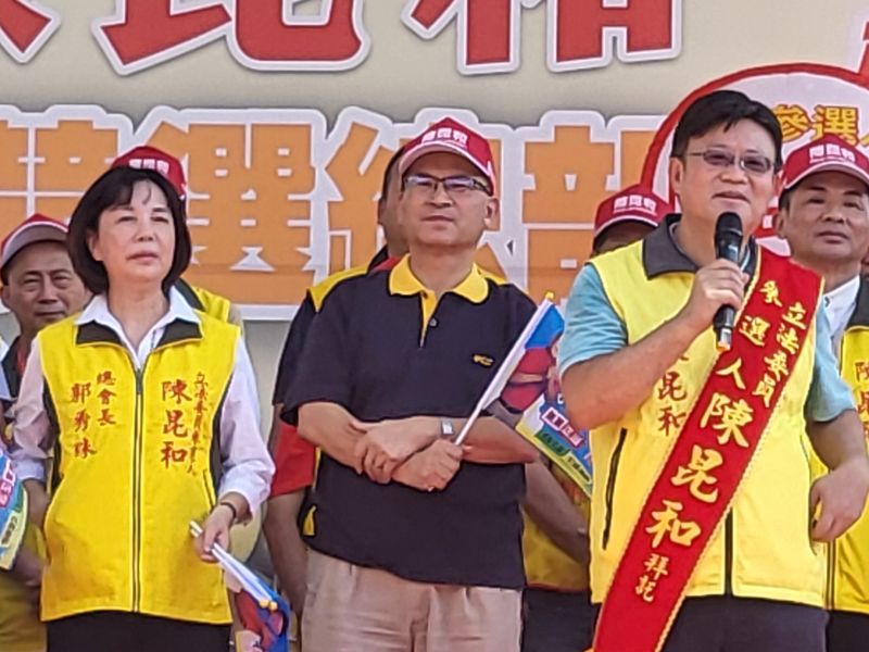 前台南縣議會議長郭秀珠（左） 前台南縣長蘇煥智（中）致詞強力推薦立法委員参選人陳昆和。  圖片來源：記者林清雲