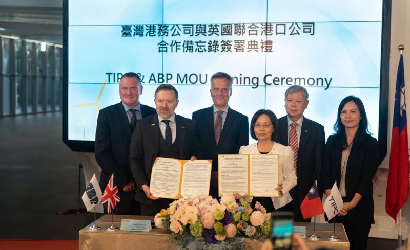 (左至右)英國聯合港口公司Andrew Harston總監、Andy Reay總監、英國在台辦事處鄧元翰代表、臺灣港務公司鄭業務副總淑惠、李董事長賢義及外交部歐洲司李副祕書長秀窈。 (左至右)英國聯合港口公司Andrew Harston總監、Andy Reay總監、英國在台辦事處鄧元翰代表、臺灣港務公司鄭業務副總淑惠、李董事長賢義及外交部歐洲司李副祕書長秀窈。