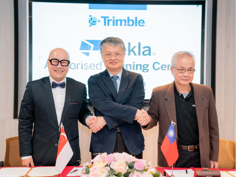 明新科大成立Tekla Structures授權認證中心,由(左起)Trimble通路管理總監Leonard、明新科大劉國偉校長,及歐亞電腦陳泰安經理代表三方開啟產學合作,共同簽署軟體授權。 圖片來源:明新科大 明新科大成立Tekla Structures授權認證中心,由(左起)Trimble通路管理總監Leonard、明新科大劉國偉校長,及歐亞電腦陳泰安經理代表三方開啟產學合作,共同簽署軟體授權。 圖片來源:明新科大