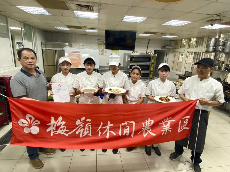 高英工商餐飲管理科榮獲梅嶺休閒農業區食農教育示範學校 楠西農業盛事，合力育才與地方交流 共創梅嶺休閒農業區的綠色未來  圖片來源：記者