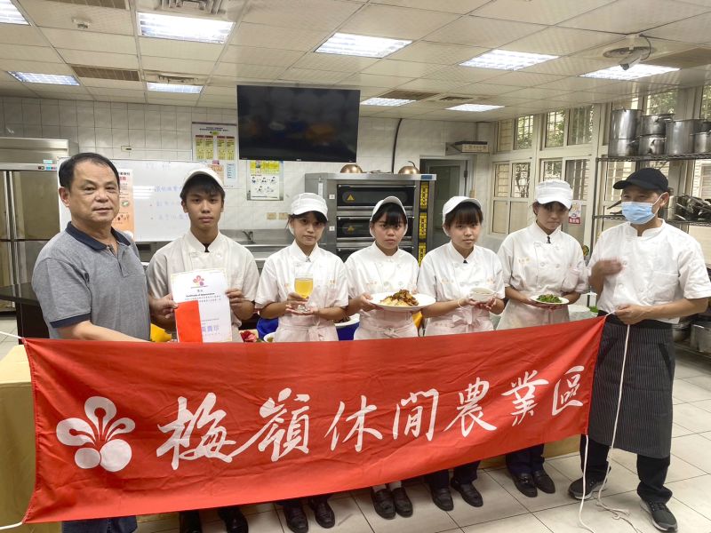 高英工商餐飲管理科榮獲梅嶺休閒農業區食農教育示範學校 圖片來源:記者 高英工商餐飲管理科榮獲梅嶺休閒農業區食農教育示範學校 圖片來源:記者