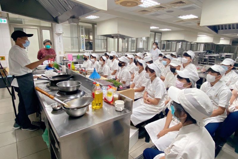 高英工商餐飲管理科榮獲梅嶺休閒農業區食農教育學校 圖片來源:記者 高英工商餐飲管理科榮獲梅嶺休閒農業區食農教育學校 圖片來源:記者