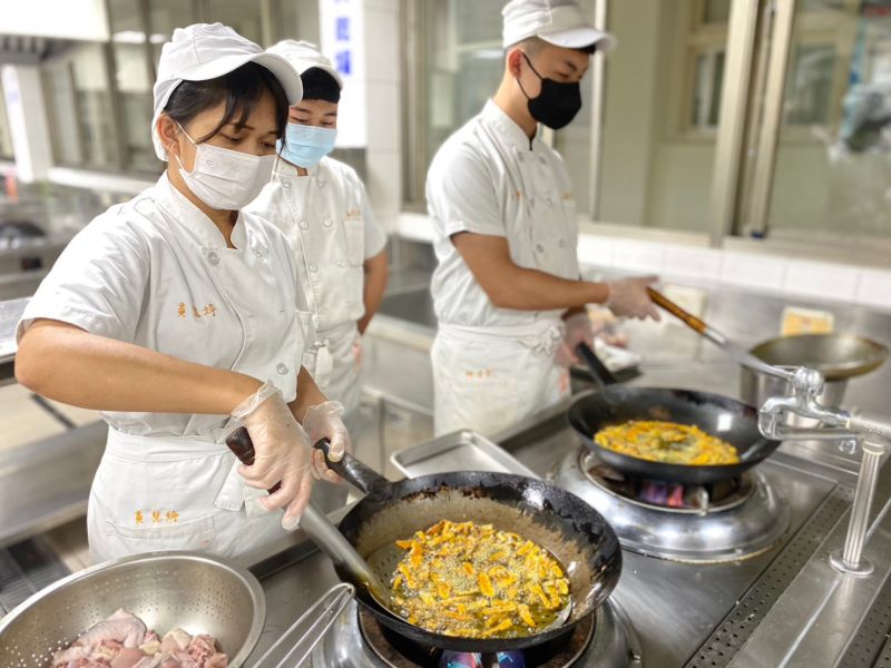 高英工商餐飲管理科榮獲梅嶺休閒農業區食農教育示範學校 楠西農業盛事,合力育才與地方交流 共創梅嶺休閒農業區的綠色未來 圖片來源:記者 高英工商餐飲管理科榮獲梅嶺休閒農業區食農教育示範學校 楠西農業盛事,合力育才與地方交流 共創梅嶺休閒農業區的綠色未來 圖片來源:記者
