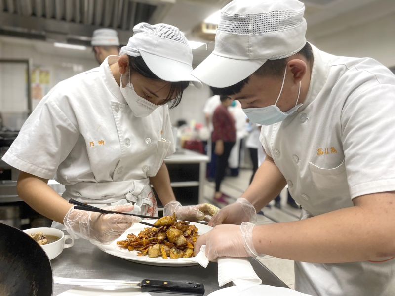 高英工商餐飲管理科榮獲梅嶺休閒農業區食農教育示範學校 楠西農業盛事，合力育才與地方交流 共創梅嶺休閒農業區的綠色未來  圖片來源：記者