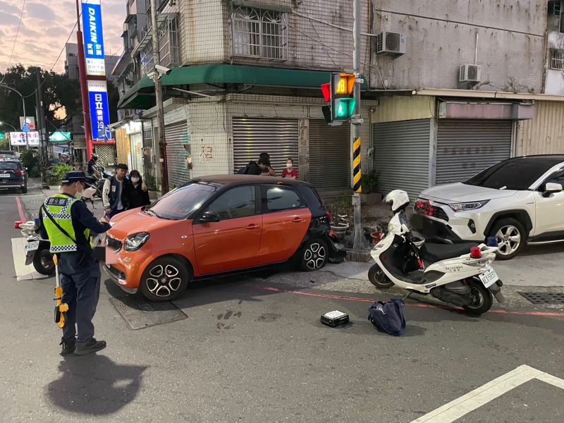 高女自撞  圖片來源：記者