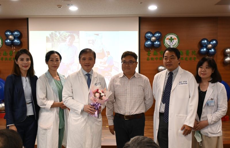 患者李先生(右3)感謝黃致錕院長(左3)、辛明哲主任(右2)及減重醫療團隊的幫忙,讓他體態變得更加健康 患者李先生(右3)感謝黃致錕院長(左3)、辛明哲主任(右2)及減重醫療團隊的幫忙,讓他體態變得更加健康