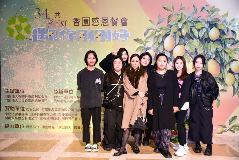 玄大時尚系師生團隊：吳珮韓老師學生李昕樺、何忠碧、龍莉茹、林孝文系友、蔡立婷、蔡昕恩  圖片來源：玄奘大學