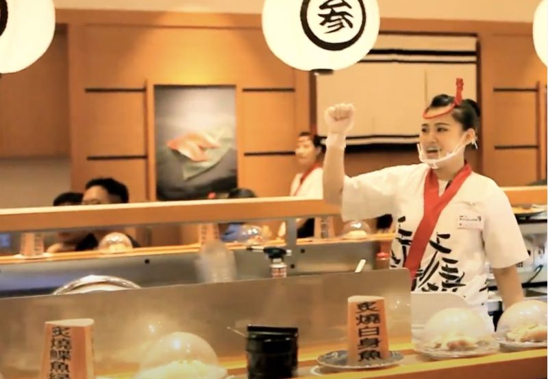 101級林鈺均同學在合點壽司擔任店長時工作努力深獲主管賞識，目前已經是合點壽司北區督導。  圖片來源：玄奘大學