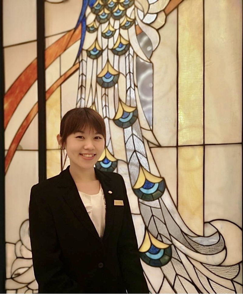 103級何凱瑩同學在台北香格里拉遠東大飯店經過實習與完整訓練，目前為台北文華東方酒店客務部副理  圖片來源：玄奘大學