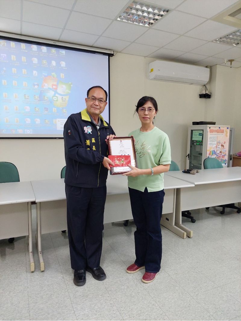 台南市安平區區長蕭泰華（左）頒發卸任幹部感謝狀，由卸任隊長林瓊美女士（右）代表受獎