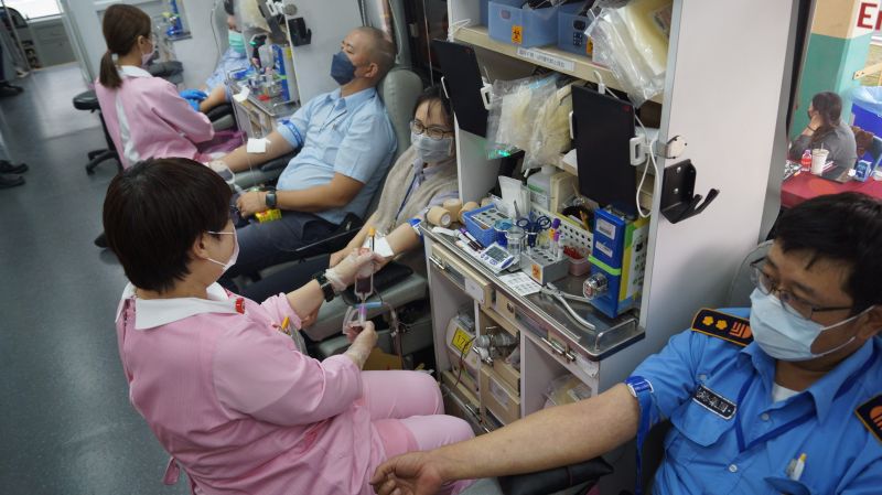中油石化事業部辦捐血 同仁挽袖救血荒  圖片來源：記者