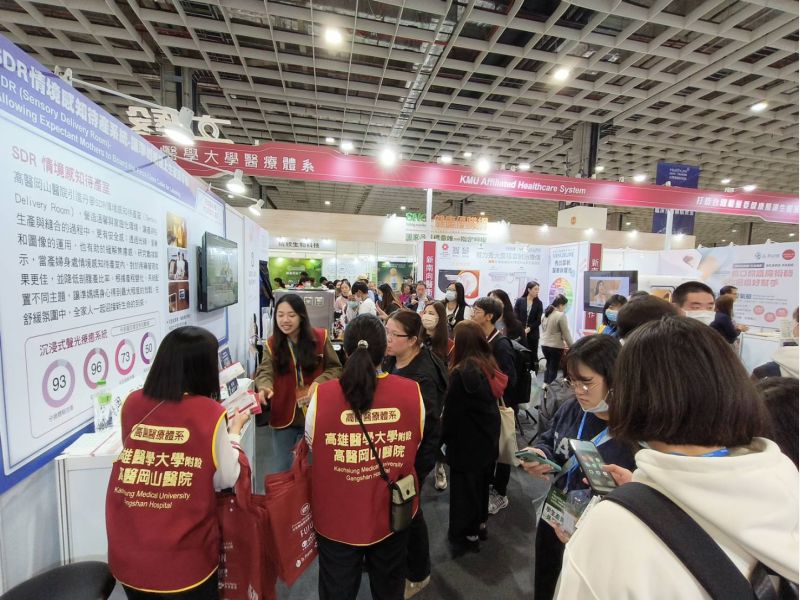 高醫岡山醫院於醫療展展出SDR體驗空間,吸引大批民眾詢問。 高醫岡山醫院於醫療展展出SDR體驗空間,吸引大批民眾詢問。