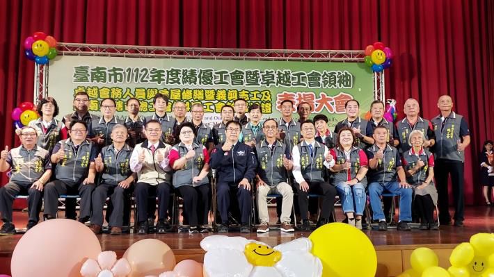 南市長黃偉哲勞工局長王鑫基暨得獎績優工會、績優幹部合影 圖片來源:記者林清雲 南市長黃偉哲勞工局長王鑫基暨得獎績優工會、績優幹部合影 圖片來源:記者林清雲