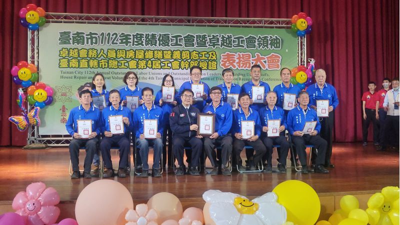 台南市長黃偉哲與績優單位合影 圖片來源:記者林清雲 台南市長黃偉哲與績優單位合影 圖片來源:記者林清雲