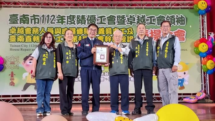 台南市長黃偉哲(左三)頒發績優工會 台南市總工會理事長鄭山林(右三) 副理事長陳美靜(左二)暨理監事合影 記者林清 圖片來源:記者林清雲 台南市長黃偉哲(左三)頒發績優工會 台南市總工會理事長鄭山林(右三) 副理事長陳美靜(左二)暨理監事合影 記者林清 圖片來源:記者林清雲