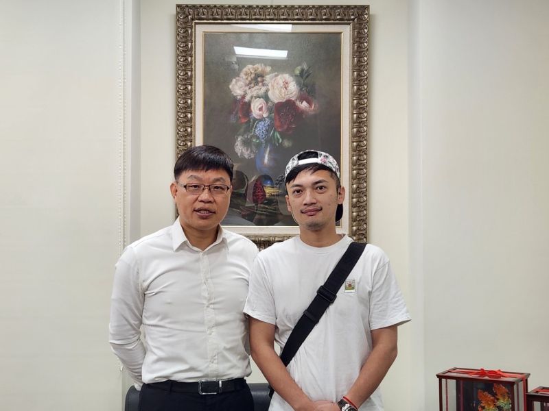 玄奘大學簡紹琦校長與應用心理學系97級畢業校友林子文合影 圖片來源:玄奘大學 玄奘大學簡紹琦校長與應用心理學系97級畢業校友林子文合影 圖片來源:玄奘大學
