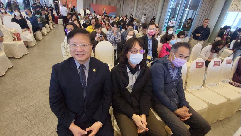 臺南400形象影片曝光 市長黃偉哲:迎向臺南燦爛未來新時代 西拉雅國家風景區管理處處長徐振能(左)蒞臨記者會共襄盛舉。 圖片來源:記者林清雲 臺南400形象影片曝光 市長黃偉哲:迎向臺南燦爛未來新時代 西拉雅國家風景區管理處處長徐振能(左)蒞臨記者會共襄盛舉。 圖片來源:記者林清雲