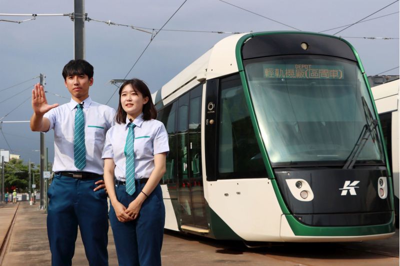 高雄市政府特別邀請兩位輕軌司機員黃思恩及陳媺佩,為大家解說輕軌專用號誌的注意事項。 圖片來源:高市府新聞局 高雄市政府特別邀請兩位輕軌司機員黃思恩及陳媺佩,為大家解說輕軌專用號誌的注意事項。 圖片來源:高市府新聞局
