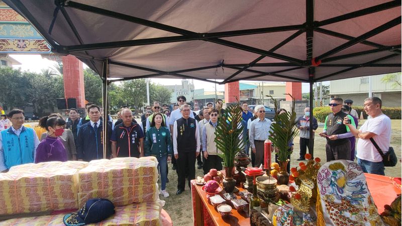 「悟智樂園」將變身「廟徽公園」 正統鹿耳門聖母廟 西側園區動土 啟動改造計畫 鹿耳門聖母廟主任委員王增榮 台南市副市長趙卿惠 立委陳亭妃 民政局副局長吳明熙 台江公園管理處謝偉崧處長暨與會來賓舉行上香祈福儀式 圖片來源:記者林清雲 「悟智樂園」將變身「廟徽公園」 正統鹿耳門聖母廟 西側園區動土 啟動改造計畫 鹿耳門聖母廟主任委員王增榮 台南市副市長趙卿惠 立委陳亭妃 民政局副局長吳明熙 台江公園管理處謝偉崧處長暨與會來賓舉行上香祈福儀式 圖片來源:記者林清雲