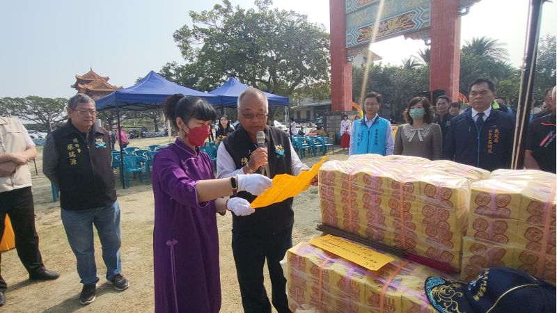 悟智樂園」將變身「廟徽公園」 正統鹿耳門聖母廟 西側園區動土 啟動改造計畫 鹿耳門聖母廟 委員恭讀動土儀式疏文 圖片來源:記者林清雲 悟智樂園」將變身「廟徽公園」 正統鹿耳門聖母廟 西側園區動土 啟動改造計畫 鹿耳門聖母廟 委員恭讀動土儀式疏文 圖片來源:記者林清雲