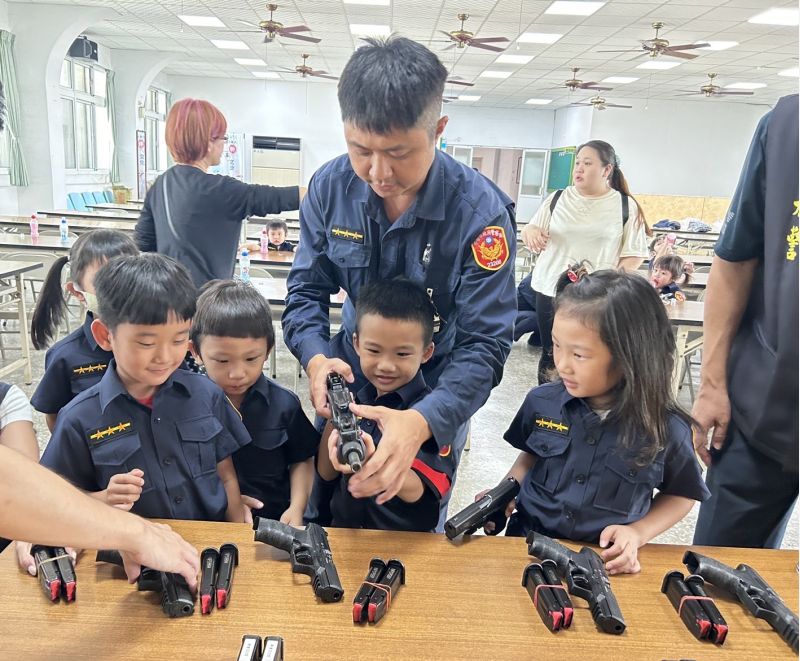 高市警察局岡山分局為使小朋友建立正確的法治觀念，舉辦小小警察體驗營，邀請轄內幼稚園的小小朋友探索警察工作的神秘面紗。  圖片來源：吳進仁翻攝