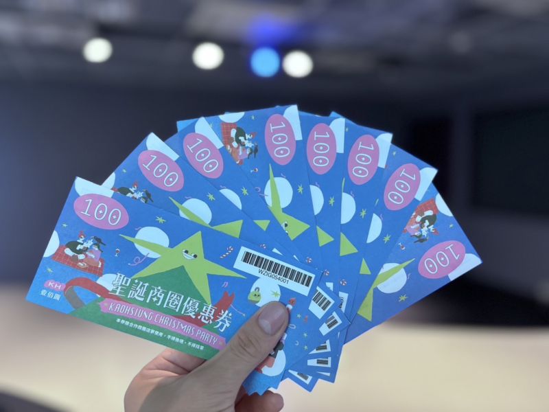 活動市集使用iPASS MONEY消費滿200元及全市13個百貨消費滿千,皆有送100元「聖誕商圈優惠券」,可用在全市近30個商圈。 活動市集使用iPASS MONEY消費滿200元及全市13個百貨消費滿千,皆有送100元「聖誕商圈優惠券」,可用在全市近30個商圈。