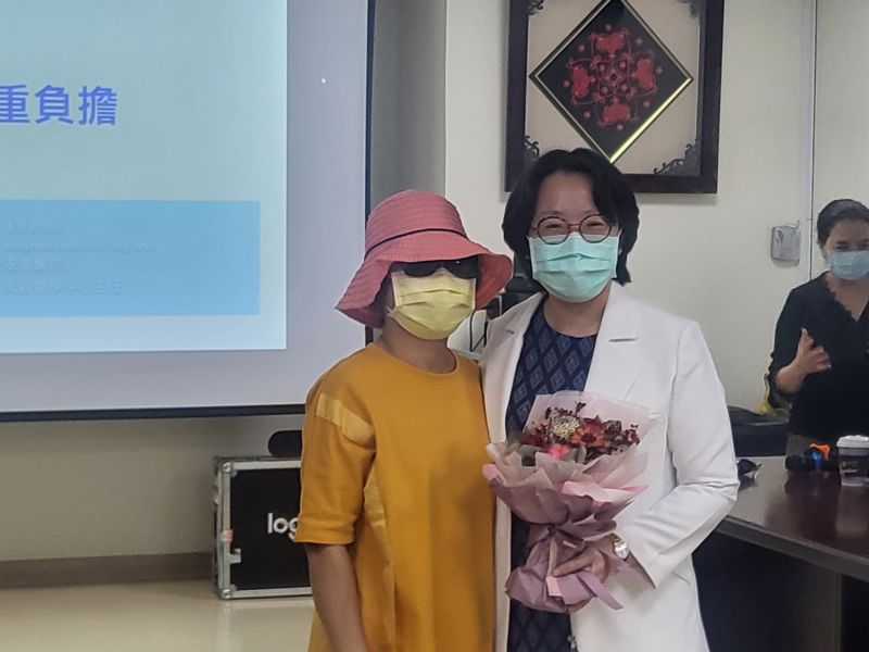 安南醫院美容醫學中心主任唐慧君（右）患者侯小姐親自到場現身分享  圖片來源：記者林清雲