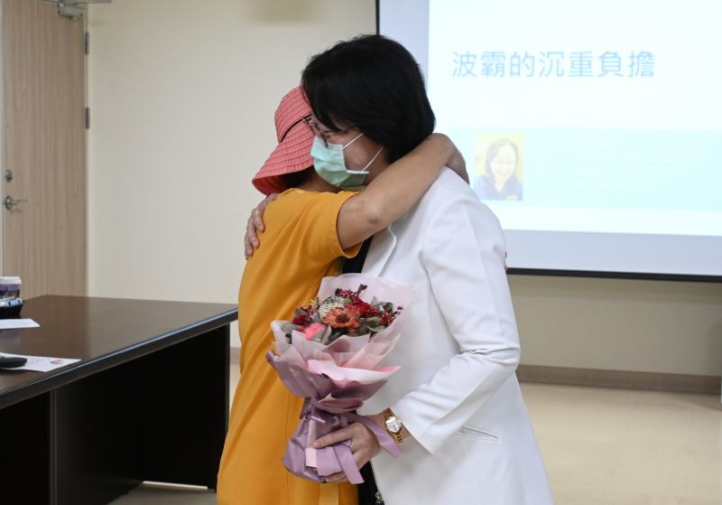 安南醫院美容醫學中心主任唐慧君 （右）患者侯女士（左）特到場分享術後心情 分享  圖片來源：記者林清雲