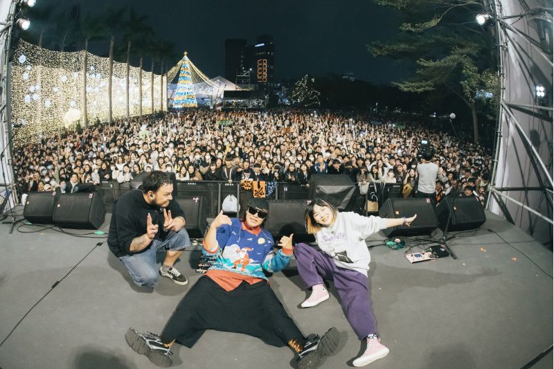 怕胖團在「高雄聖誕生活節」首(22)日開唱並與高雄熱情民眾大合照。 怕胖團在「高雄聖誕生活節」首(22)日開唱並與高雄熱情民眾大合照。