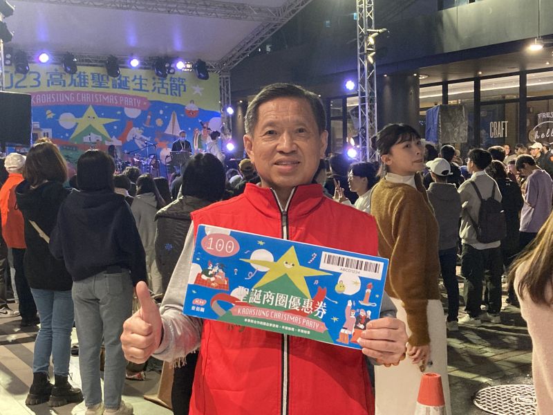 中央公園商圈理事長林濬鴻表示,看到滿滿人潮十分開心!歡迎更多市民朋友來中央公園商圈過聖誕、迎接跨年。 中央公園商圈理事長林濬鴻表示,看到滿滿人潮十分開心!歡迎更多市民朋友來中央公園商圈過聖誕、迎接跨年。