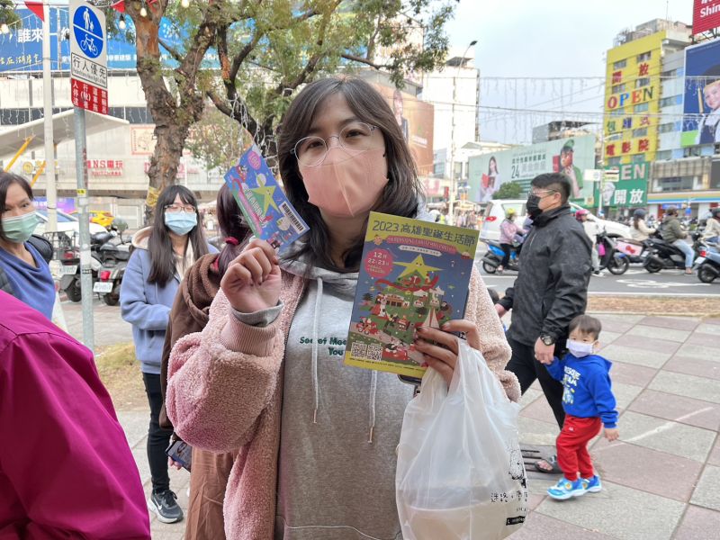 第一位領取市府加碼「聖誕商圈優惠券」的張小姐特地從台北下來高雄參加聖誕生活節。 第一位領取市府加碼「聖誕商圈優惠券」的張小姐特地從台北下來高雄參加聖誕生活節。