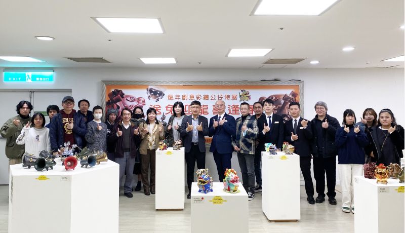 「送兔迎龍喜逢春」龍年創意彩繪公仔特展於新竹大遠百正式展出  圖片來源：玄奘大學