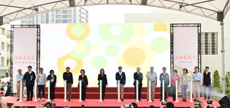 高雄輕軌成圓通車啟航儀式,高雄市軌道新建設邁入新篇章。 圖片來源:記者 高雄輕軌成圓通車啟航儀式,高雄市軌道新建設邁入新篇章。 圖片來源:記者