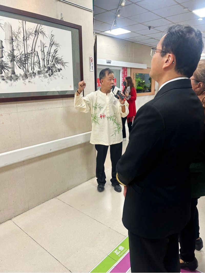 由張上緯藝術家親自為貴賓導覽解說 由張上緯藝術家親自為貴賓導覽解說