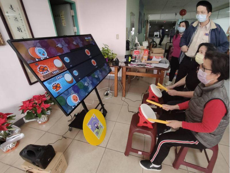 住民莊阿姨與張阿姨switch太鼓達人初體驗 圖片來源:新竹榮家 住民莊阿姨與張阿姨switch太鼓達人初體驗 圖片來源:新竹榮家