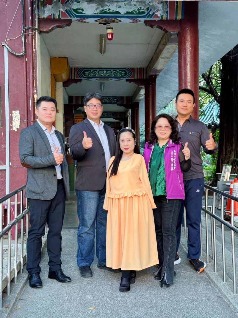 左一:張簡冠銘會長/文山高中 左二:陳建民校長/文山高中 左三:楊恩典老師 左四:黃雀華理事長/高雄市家長協會 左五:聶松齡總務主任/文山高中 左一:張簡冠銘會長/文山高中 左二:陳建民校長/文山高中 左三:楊恩典老師 左四:黃雀華理事長/高雄市家長協會 左五:聶松齡總務主任/文山高中
