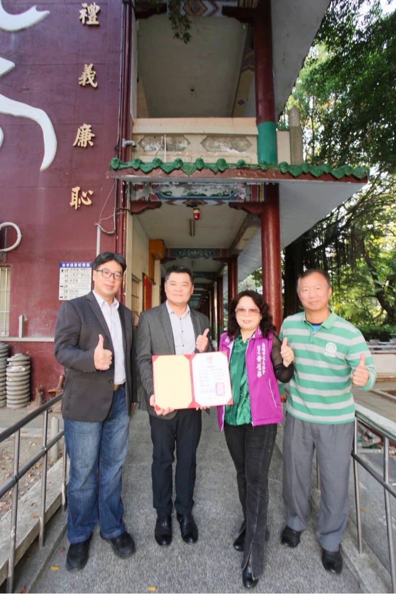 左一:陳建民校長/文山高中 左一:張簡冠銘會長/文山高中 左三:黃雀華理事長/高雄市家長協會 左四:胡誌河理事長/高雄市家長關懷教育協會 左一:陳建民校長/文山高中 左一:張簡冠銘會長/文山高中 左三:黃雀華理事長/高雄市家長協會 左四:胡誌河理事長/高雄市家長關懷教育協會