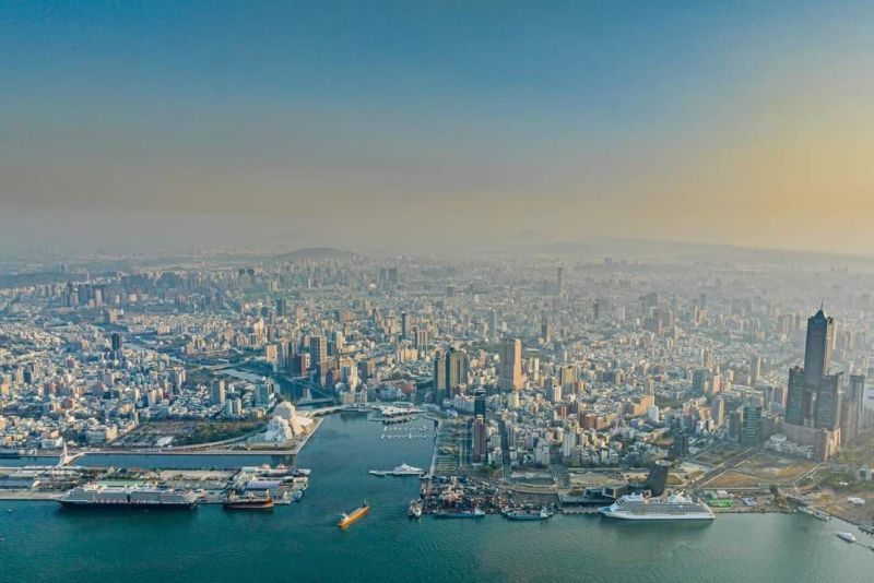 2023年高雄旅運中心啟用，雙國際郵輪，七海探索者號(右)及威士特丹號(左)，齊聚高雄港。照片來源臺灣港務公司。