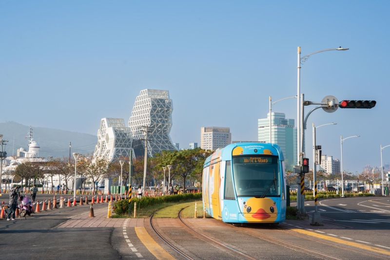 2024年輕軌成圓，黃色小鴨列車行經高雄景點。